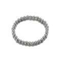 Detailopname van een minimalistische zilveren kralenarmband met gepolijste ronde kralen - Zilveren Stijl (5569202) / Legering
