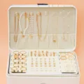 Innenansicht eines weißen Schmuckorganizers mit einem 59-teiligen Gold- und Perlenset. - 6136601HB款式