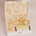 Detaillierte Ansicht einer weißen Schmuckschatulle mit goldenen Schmuckstücken - Set 2