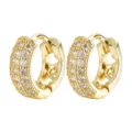 Elegantes pendientes de aro dorados con circonitas micro-pavé sobre fondo blanco. - Hebilla de Oreja Redonda (6060901) / S / Dorado