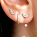Set de 4 pendientes de cobre plateados con circonitas talla marquesa y un aro sutil - Estilo Plateado de Trébol y Hoja de 4 Piezas (6473402HB)