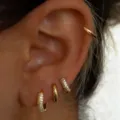 Elegante juego de 4 pendientes de aro chapados en oro con circonitas micro-pavé - Estilo Dorado de Pavé Ear Cuff de 4 Piezas (6591301HB)