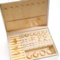 27-teiliges goldenes Schmuckset mit Kristallohrringen und Perlenketten in einer Box - Standard-Set