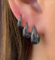 Primer plano de un set de pendientes de aro de metal gris en modelo - Estilo de Semicírculo Brillante de Metal de Cañón (5791703)