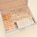 Umfangreiches Schmuckset aus Goldlegierung mit Ringen, Ohrringen und Perlenimitaten. - 6149301款式