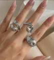 Conjunto de anillos de plata irregulares y gruesos usados en mano con manicura - Juego de Fluido de Lava (5951302HB) / Plateado