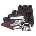 Kreative Emaille-Anstecknadel mit schwarzer Katze und Büchern für den Rucksack - Schwarze Katze Leben Buchstapel Kaffeetasse Stil (XZ7470)