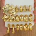 Elegante conjunto de pendientes geométricos dorados con flores y aros en cartón - Juego de Pendientes Geométricos con Relieve Floral (6716101)