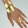 Set di 2 gioielli: bracciale a polsino geometrico irregolare e anello coordinato oro - Set Bracciale E Anello (6495101HB) / Oro