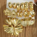 Elegante juego de pendientes dorados con aros geométricos y hermosos diseños florales - Juego de Pendientes de Hoja de Ginkgo y Flores (6716301)