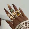 Set de anillos vintage de aleación dorada con piedras y relieve para mujer, 8 piezas - Juego de Textura Irregular (6513601HB)