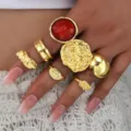 Elegante conjunto de anillos dorados retro bohemios con gema roja y bandas texturizadas - Juego Incrustado de Gemas (6557001HB)