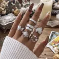 Elegante juego de 7 anillos apilables boho vintage con piedras blancas en acabado plateado - Estilo Floral de Goteo de Aceite (6663202HB)