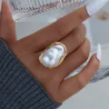 Anillo retro bohemio con una perla blanca irregular y un borde dorado texturizado - Estilo de Perla Artificial Irregular (6702101)