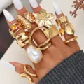Set de anillos apilables bohemios retro dorados con perla grande y diseños florales - Juego Floral Martillado de Perla Artificial Irregular (6695901HB)