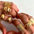 Conjunto de anillos gruesos bañados en oro bohemio vintage para mujer, diseño apilado - Juego apilable de anillos anchos a rayas (6414001HB)