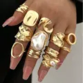 Conjunto de anillos apilables dorados de estilo bohemio vintage con perlas finas - Juego de perlas irregulares con textura de lava (6475101HB)