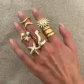 Conjunto de anillos bohemios de estrella de mar y sol dorados para mujer estilo playa - Juego de perlas de concha de sol de estrella de mar (6485901HB)