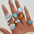 Conjunto de anillos boho vintage de plata con piedras ovaladas de colores en la mano - Juego de Textura Irregular (6513602HB)