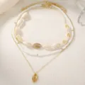 Collar bohemio a capas con colgante de concha, cuentas blancas y una cadena dorada. - Collar de Concha Estilo Océano de 3 Capas (6068502HB) / Dorado Blanco