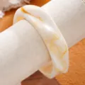 Detalle de brazalete de resina facetado irregular con patrones de mármol ámbar - Estilo de Faccetas Irregulares (6824901)