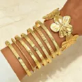 Übertriebenes goldenes Armband-Set mit Blumen und geometrischen Mustern für Damen - 8-teiliges Set - Herzmuster (6567701HB) / Gold