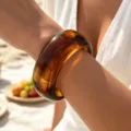 Brazalete grueso de resina acrílica ámbar para mujer en un estilo de vida veraniego - Brazalete de Acrílico (6824701) / 1 Pieza / Ámbar