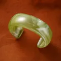 Elegante brazalete chic y minimalista de resina acrílica con textura de mármol verde - Brazalete de Acrílico (6824702) / 1 Pieza / Verde