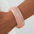 Elegante pulsera rígida ancha de resina acrílica rosa veteada para mujer moderna - Brazalete de Acrílico (6824704) / 1 Pieza / Rosa