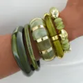 Conjunto de brazaletes de resina acrílica jaspeada verde y tonos dorados en la muñeca - Brazalete de Resina Acrílica Difuminada (6795701HB)