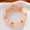 Elegante pulsera de resina acrílica jaspeada rosa con segmentos dorados pulidos - Brazalete de Cuentas de Acrílico (6808003)