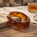 Brazalete grueso de resina acrílica ámbar con un diseño escultórico irregular único. - Estilo de Faccetas Irregulares (6824903)
