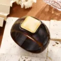 Brazalete ancho de resina ámbar con incrustación cuadrada de mármol y borde dorado - Estilo de Incrustación Cuadrada (6836702)