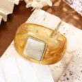 Elegante brazalete de resina acrílica ámbar marmoleada con elemento decorativo cuadrado - Estilo de Incrustación Cuadrada (6836703)