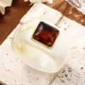 Brazalete grueso de resina acrílica crema con incrustación de ámbar cuadrada y borde dorado - Estilo de Incrustación Cuadrada (6836704)