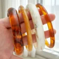 Elegantes brazaletes de resina acrílica marbreada en tonos ámbar y crema mujer - Brazalete de Resina (6699601)