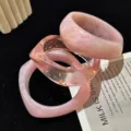 Elegante set de tres brazaletes de resina rosa con detalles en pan de oro y mármol - Brazalete de Resina (6705101HB)