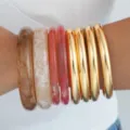 Set de brazaletes apilados de resina acrílica y color dorado en estilo minimalista - Brazalete de Resina Lisa (6714503HB)