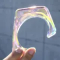 Brazalete grueso de resina acrílica iridiscente con acabado holográfico para un look de moda audaz - Estilo Irregular Iridiscente (6725102)