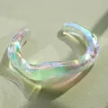 Brazalete ondulado de resina acrílica iridiscente con acabado perlado único - Estilo Irregular Iridiscente (6725107)