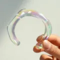 Brazalete de resina acrílica transparente iridiscente con diseño minimalista moderno - Estilo Irregular Iridiscente (6725108)
