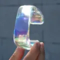 Brazalete de resina acrílica iridiscente con un vibrante acabado holográfico único - Estilo Irregular Iridiscente (6725109)