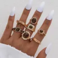 Primer plano de anillos dorados vintage con piedras ojo de tigre y diseños de girasol - Combo de Anillos Abiertos Vintage de Girasol (6717301HB)