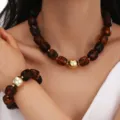 Detalle de un conjunto de collar y pulsera bohemia con cuentas de ámbar - Conjunto de Collar y Pulsera (6804401HB) / Ámbar