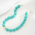 Detalle de collar bohemio de grandes cuentas turquesas jaspeadas y bola dorada - Estilo Cuadrado Jaspeado (6777201HB) / Azul lago