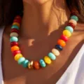 Primer plano de un collar bohemio de cuentas gruesas de colores para playa de verano - Estilo de Cuentas Multicolores Redondas Planas (6793701HB) / Multicolor