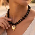 Elegante collar bohemio de cuentas negras con un gran colgante de corazón de oro pulido - Estilo Colgante Corazón / Negro (6812602HB)