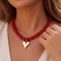 Collar de estilo bohemio con vibrantes cuentas rojas y un colgante de corazón dorado - Estilo Colgante Corazón / Rojo (6812604HB)