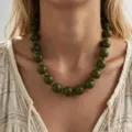 Collar bohemio de cuentas redondas grandes verde oliva para mujer llevado por una modelo - Estilo de Cuenta Redonda Grande / Verde Oliva (6785603)