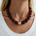 Collar de cuentas gruesas ámbar oscuro con esfera dorada central para un estilo bohemio playa. - Estilo de Cuenta Cuadrada Traslúcida (6781902HB) / Marrón